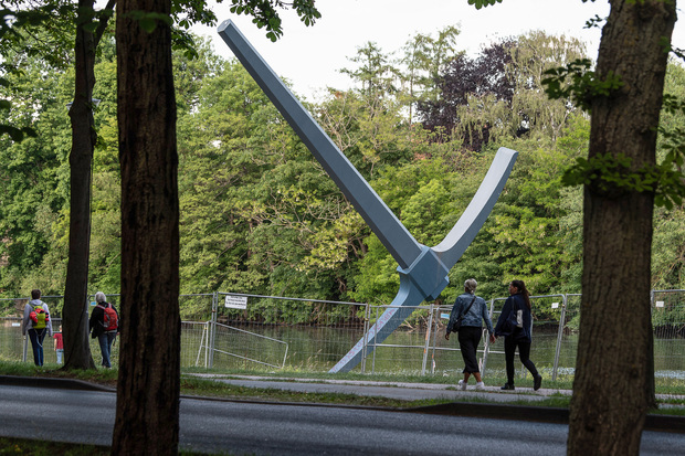 Скульптура в виде инструмента кайло в городе Кассель, Германия. Фото: Swen Pförtner / picture alliance / Getty Images
