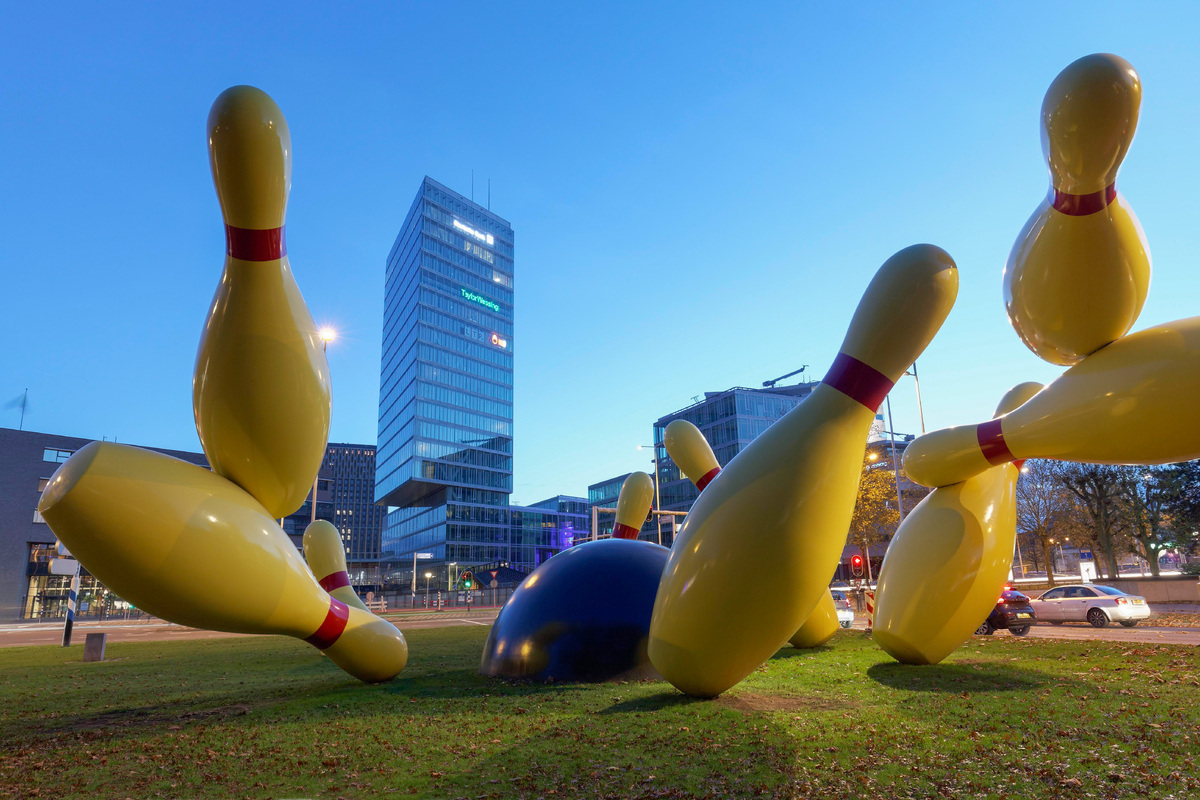 Скульптура «Летающие кегли» (Flying Pins) в городе Эйндховен, Нидерланды