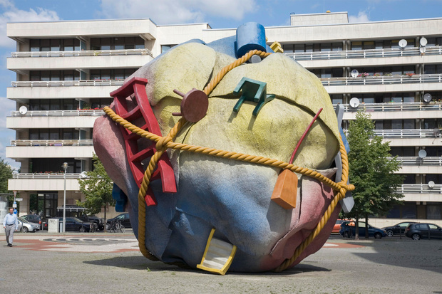 Скульптура «Домашний мяч» (Houseball) на Бетлехемкирхплац в Берлине. Фото: Julie Woodhouse / Globallookpress.com