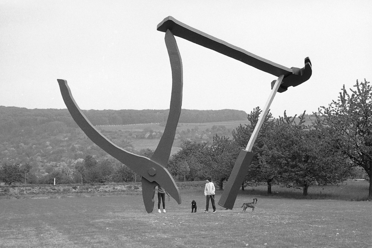 Скульптура «Балансирующие инструменты» (Balancing Tools), май 1984 года