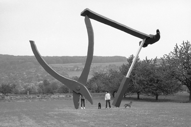 Скульптура «Балансирующие инструменты» (Balancing Tools), май 1984 года. Фото: AP