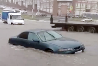 Молящихся в утопающей из-за ливня машине российских детей сняли на видео 