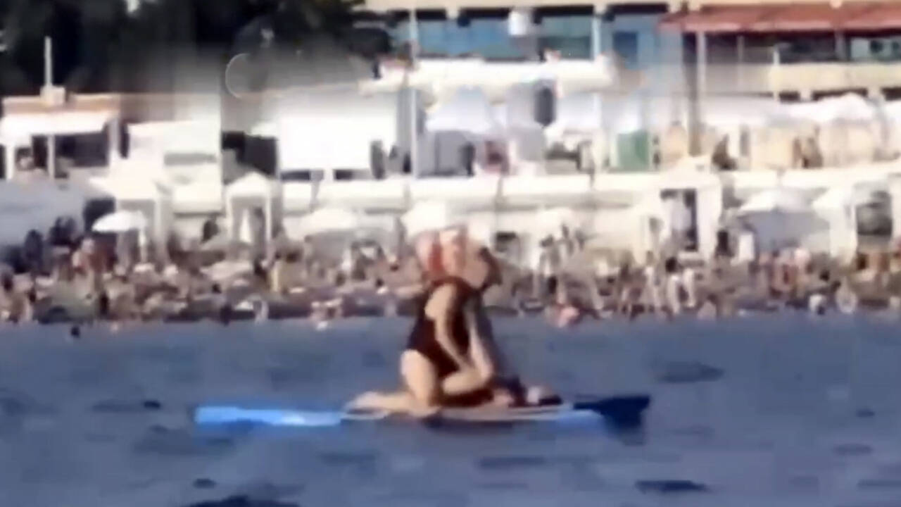 Россияне занялись сексом посреди многолюдного пляжа в Сочи и попали на  видео: Россия: Путешествия: Lenta.ru