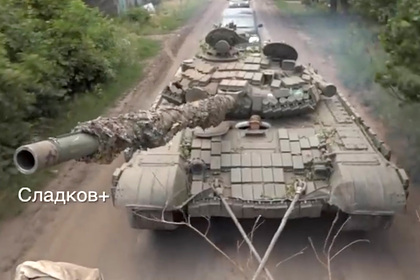 Российские военные угнали украинский танк с поля боя под Донецком