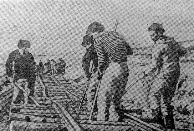 Строительство железной дороги. Колыма, 1941 год. Изображение: газета «Советская Колыма»