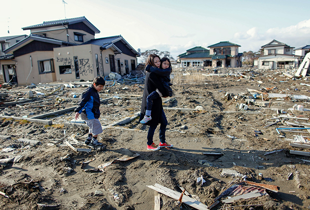 В одном из выпусков Никита Михалков заявил, что медиа неверно интерпретировали его слова о катаклизмах в Японии в 2011 году. На фото жители Японии, пострадавшие от цунами