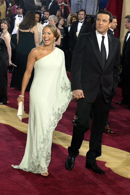 Звездная пара Джей Ло (в платье Valentino) и Бен Аффлек во время их первого романа на церемонии вручения «Оскара»-2003