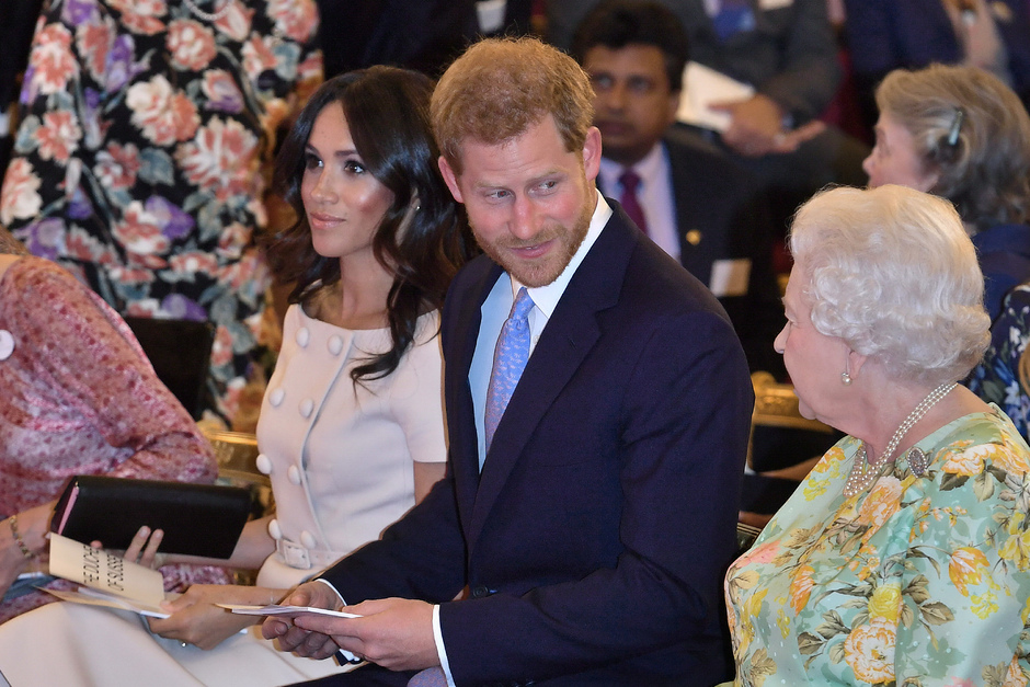Меган Маркл, принц Гарри и Елизавета II на церемонии Young Leader Awards