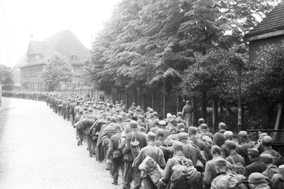 1-я пехотная дивизия РОА выходит из Праги, 8 мая 1945 года 