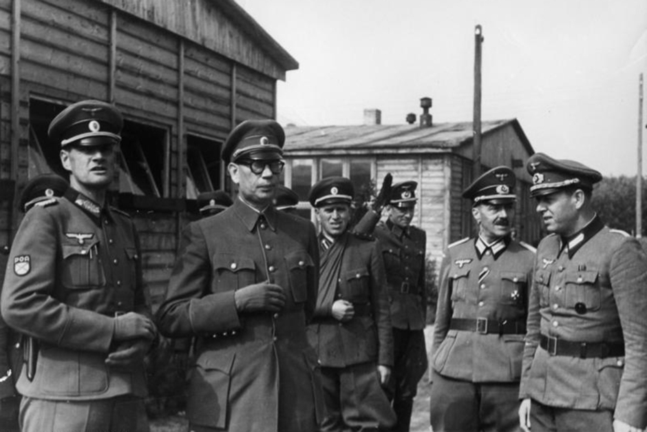 Генерал Андрей Власов в окружении немецких офицеров 