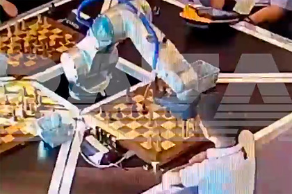 Шахматный робот сломал палец сопернику на турнире в Москве