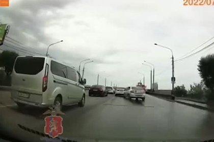 В России ехавший по «встречке» «КамАЗ» протаранил четыре авто и попал на видео