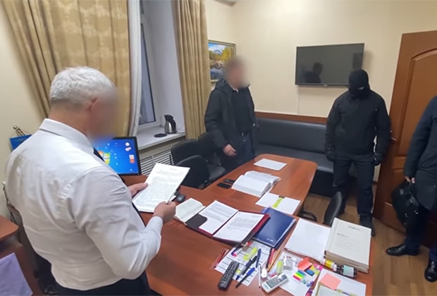 Кадры задержания полковника Сергея Тохсырова и его подчиненного в Чите