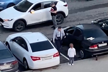 Россиянин посадил дочь за руль, ударил ее за поврежденное авто и попал на видео