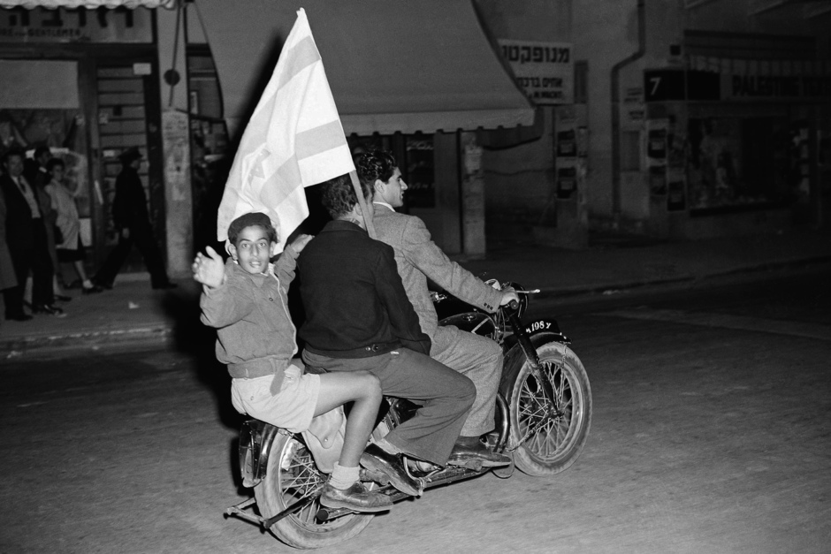 Народные гулянья в Тель-Авиве после решения ООН о разделе Палестины. 30 ноября 1947 года