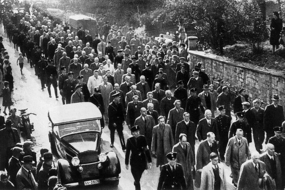 Солдаты СС ведут колонну евреев в концентрационный лагерь по многолюдной улице Берлина, 1934 год 