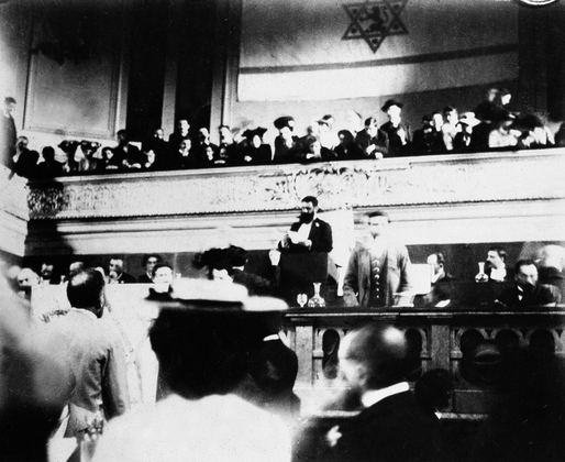 Теодор Герцль выступает на шестом Сионистском конгрессе. Базель, 1903 год. Фото: Getty Images