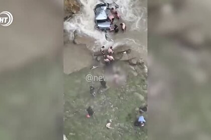 Появилось видео с места падения автомобиля в ущелье в Дагестане