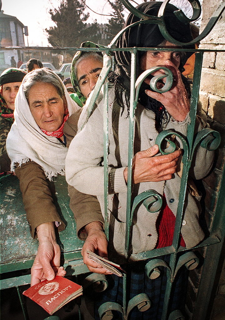 Азербайджанские беженцы из Карабаха получают бесплатный хлеб в городе Имишли, 250 километров от Баку, февраль 1994 года