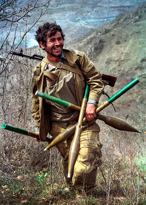 Армянский солдат неподалеку от села Хцаберд (азербайджанское название — Чайлаккала) Гадрутского района Нагорного Карабаха, апрель 1993 года. Фото: Александр Неменов