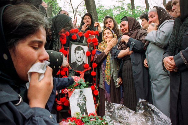 Азербайджанские женщины плачут на могиле солдат, погибших в Карабахе, май 1992 года. Фото: Александр Неменов