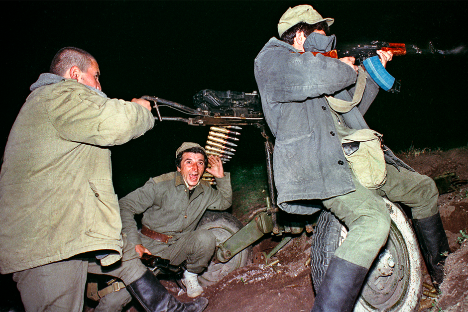 Азербайджанские солдаты ведут огонь из пулемета на линии фронта недалеко от города Агдам, май 1992 года