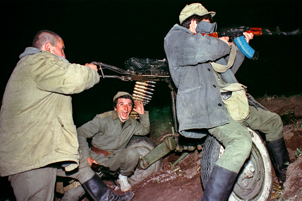 Азербайджанские солдаты ведут огонь из пулемета на линии фронта недалеко от города Агдам, май 1992 года. Фото: Александр Неменов
