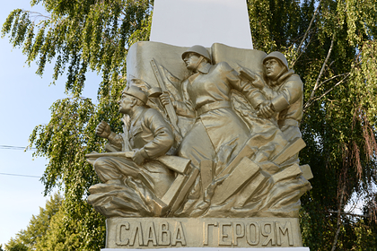 В Подмосковье неизвестный нарисовал свастику на памятнике «Рубеж обороны Москвы»