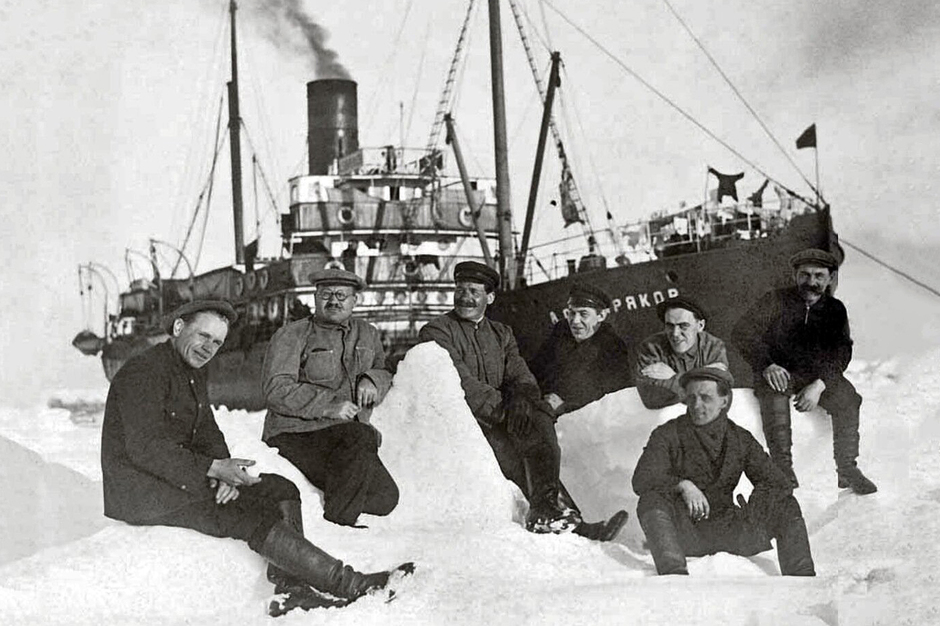 Участники арктической экспедиции ледокольного парохода «Александр Сибиряков» на припае Печорского моря