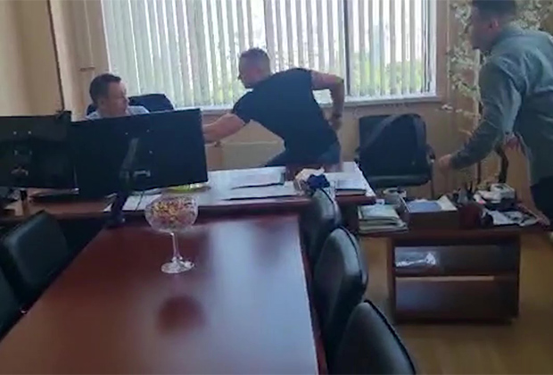 Сотрудники ФСБ задерживают проректора РТА Керефова на его рабочем месте. Фото: ЦОС ФСБ РФ / РИА Новости