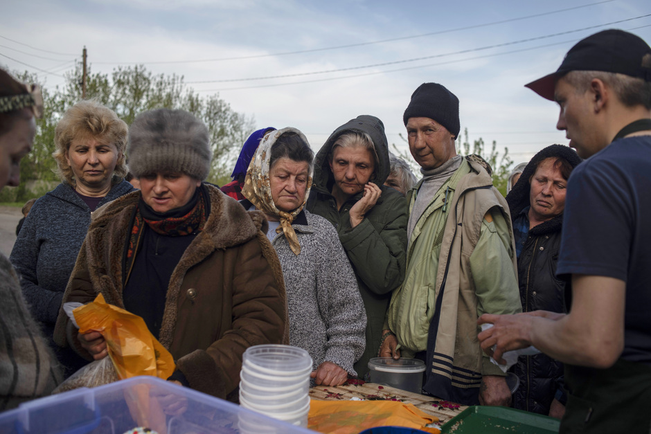 Жители села Трехизбенка стоят в очереди за горячими обедами и гуманитарной помощью
