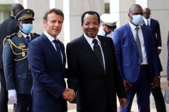 Эммануэль Макрон и президент Камеруна Поль Бийя