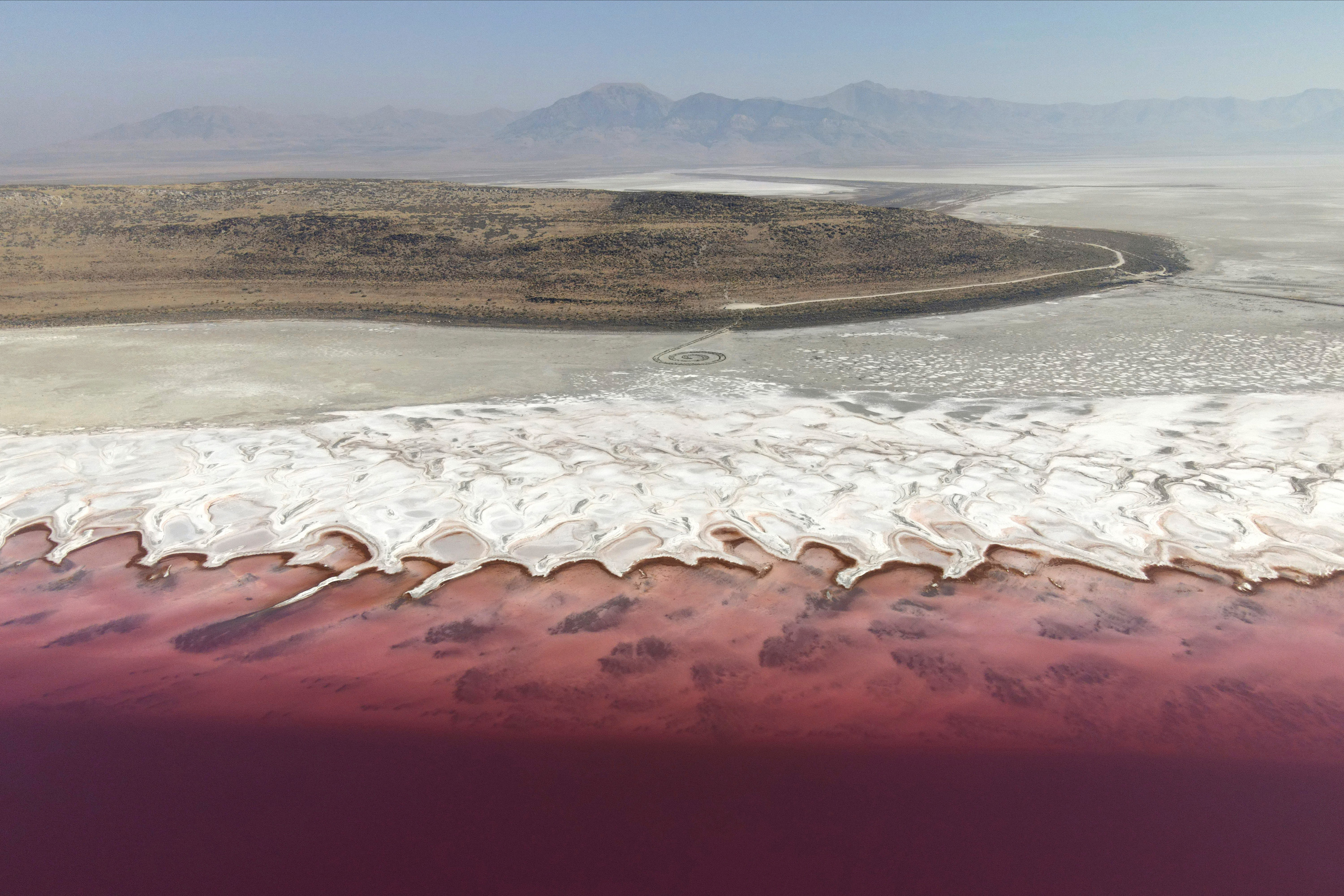 В самых крупных соленых озерах. Солт Лейк озеро. Соленое озеро Акротири. Соленое озеро в Америке. Высушенное соленое озеро.