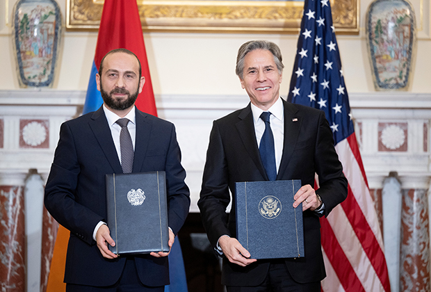 Министр иностранных дел Армении Арарат Мирзоян и госсекретарь США Энтони Блинкен во время подписания меморандума о взаимопонимании в сфере развития ядерного сотрудничества, 2022 год
