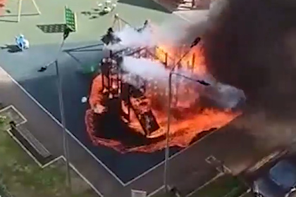 Мощный пожар на детской площадке в Подмосковье показали на видео