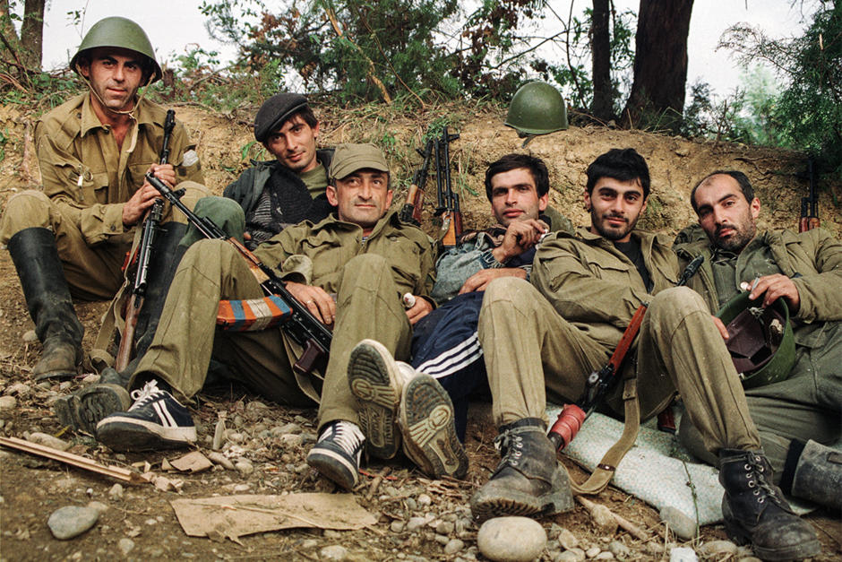 Грузинские солдаты неподалеку от Сухуми, сентябрь 1993 года