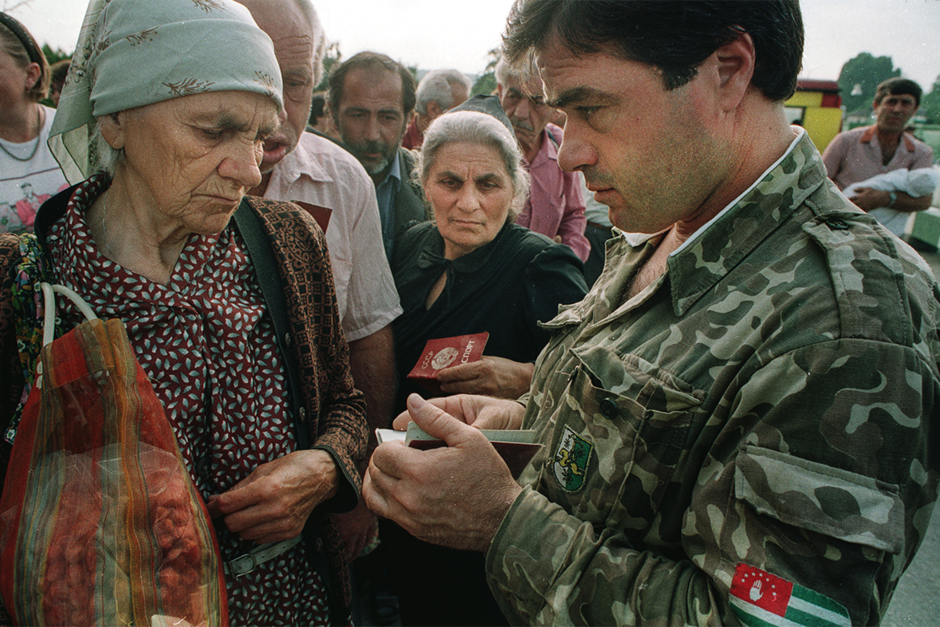 Абхазский солдат проверяет документы на российско-абхазской границе, Гечрипш (Леселидзе), июль 1993 года