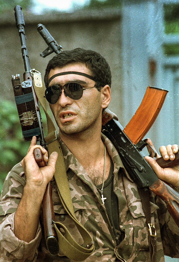 Боец одного из грузинский военных формирований в центре Сухуми, сентябрь 1992 года