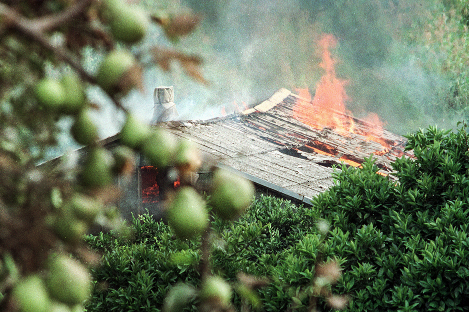 Горящий дом в пригороде Сухуми, сентябрь 1992 года
