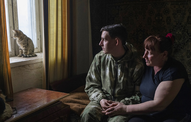 Житель Луганска Юрий Глущенко вместе с мамой Ольгой в ее доме в поселке Ганусовка Луганской народной республики. После освобождения поселка Юрий смог встретиться с мамой, которую не видел восемь лет. Фото: Валерий Мельников / РИА Новости