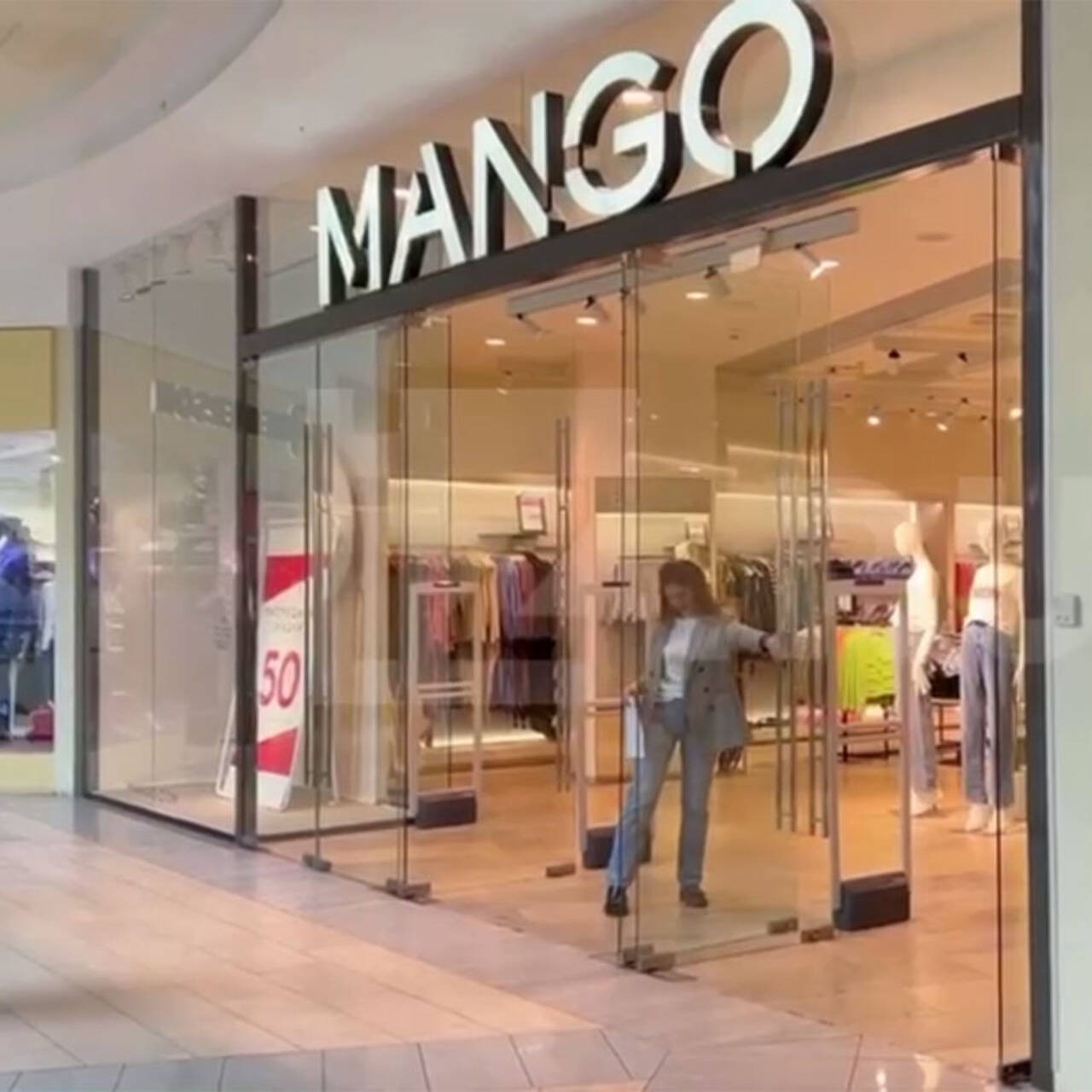 Магазин Mango открылся в Москве: Явления: Ценности: Lenta.ru