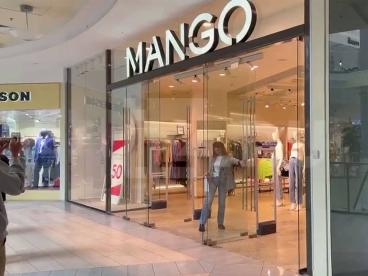 Магазин Mango открылся в Москве: Явления: Ценности: Lenta.ru