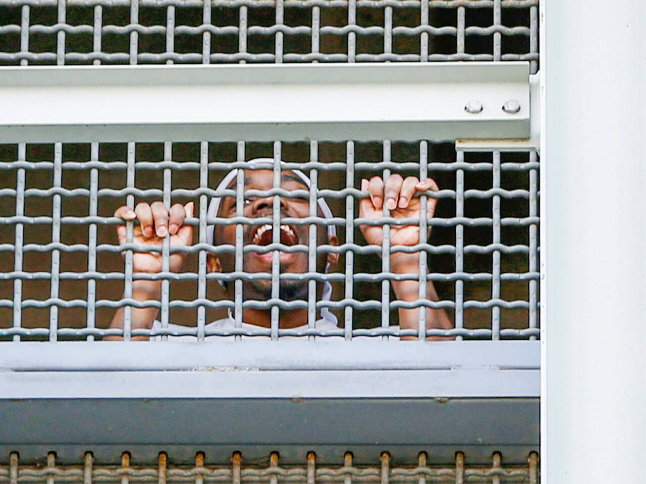 Секс в тюрьме с заключенным большегрудой бабы