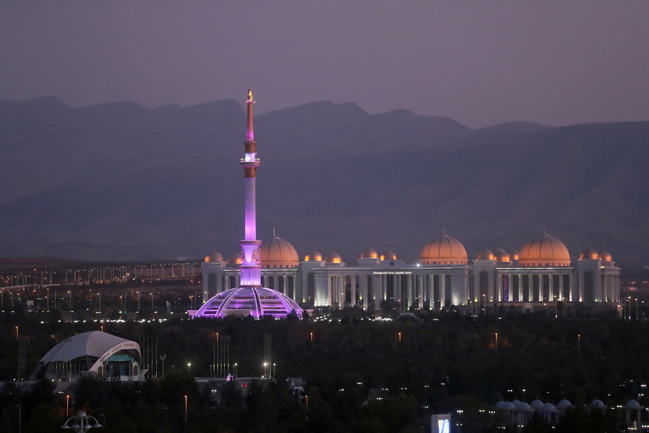 Шпиль монумента независимости и Национальный культурный центр Туркменистана в Ашхабаде
