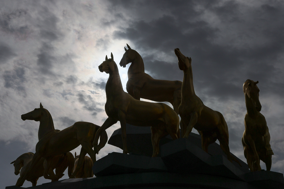 Монумент ахалтекинским лошадям на площади Гарашсызлык