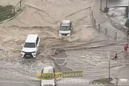 В российском городе девушку унесло потоком воды на дороге во время ливня