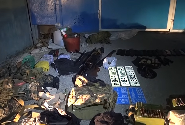 Оружие, фальшивые номера и камуфляж, найденные при обысках в одном из подмосковных коттеджей банды Джако