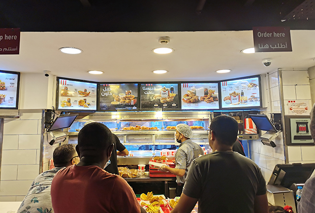 Из-за роста цен на продовольствие в Египте подорожал и фастфуд: в середине июля «Макдоналдс» поднял цены на 40 процентов, его примеру последовали и другие крупные сети.