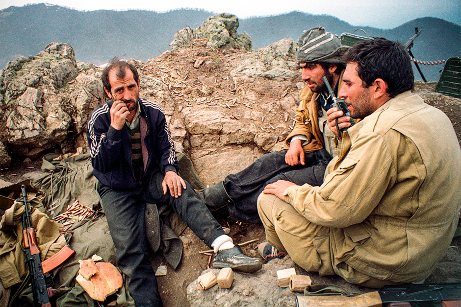 Армянские солдаты отдыхают на своих позициях в Гадрутском районе, апрель 1993 года