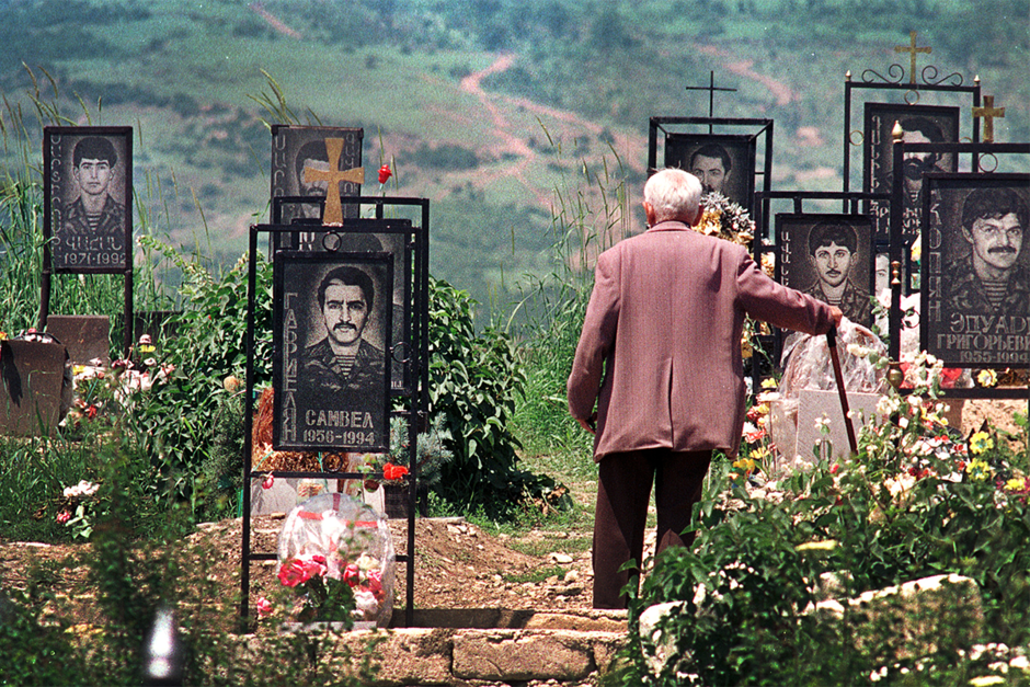 Армянин на солдатском кладбище в Степанакерте, июнь 1994 года